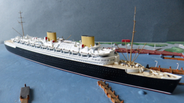 Mercator Ship Model 512 - German Passenger Liner Bremen - 1 : 1250 !