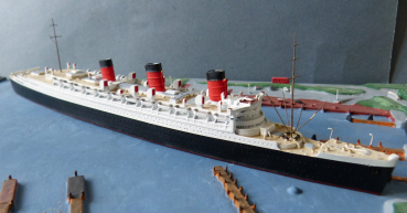 Mercatot Ship Model 494 - british Atlantic Liner / Passenger Ship Queen Mary - 1:1250  / Cunard Line !
