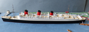 Mercatot Ship Model 494 - british Atlantic Liner / Passenger Ship Queen Mary - 1:1250  / Cunard Line !