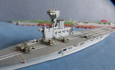 Neptun Modell 1115 - Flugzeugträger HMS Hermes & 4 Doppeldecker - 1 : 1250 - Royal Navy