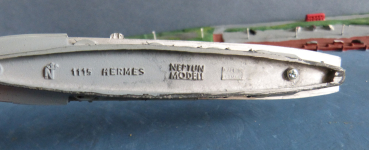 Neptun Modell 1115 - Flugzeugträger HMS Hermes & 4 Doppeldecker - 1 : 1250 - Royal Navy