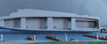Delphin Modell 142 - Maßstab 1:1250 - russischer Hubschrauber Träger Kiev