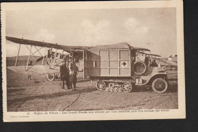 Alte Postkarte mit französischen Halbkettenfahrzeug & Doppeldecker !