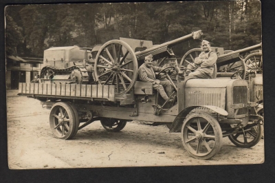Alte Postkarte mit französischen Lastwagen und geladener Kanone und Schlepper !