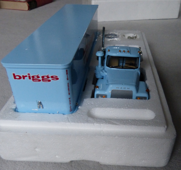 First Gear Modell 1:34 - R Model LKW Mack / Briggs in OVP