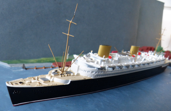 Mercator Ship Model 512 - German Passenger Liner Bremen - 1 : 1250 !
