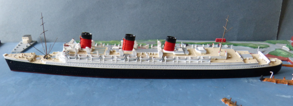 Mercatot Ship Model 494 - british Atlantic Liner / Passenger Ship Queen Mary - 1:1250  / Cunard Line !