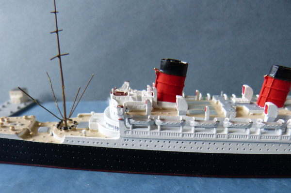 Mercatot Ship Model 494 - british Atlantic Liner / Passenger Ship Queen Mary - 1:1250  / Cunard Line !