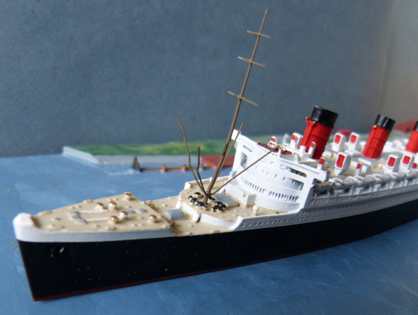 Mercatot Ship Model 494 - british Atlantic Liner / Passenger Ship Queen Mary - 1:1250  / Cunard Line !
