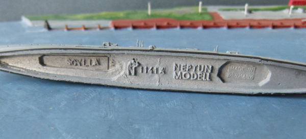 Ship Model - Royal Navy 2. World War Cruiser Scylla !