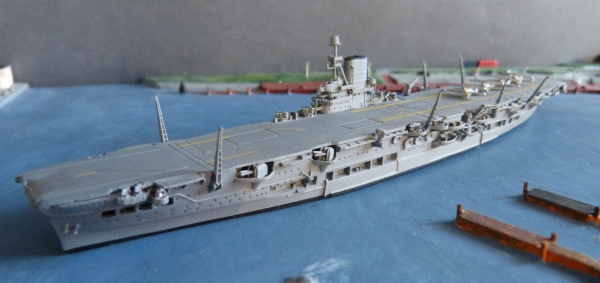 Neptung Ship Model 1114 -  Scale 1250 : Royal Navy - 2. World War Aircraft Carrier HMS Ark Royal plus 4 Airplanes