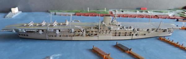Neptung Ship Model 1114 -  Scale 1250 : Royal Navy - 2. World War Aircraft Carrier HMS Ark Royal plus 4 Airplanes