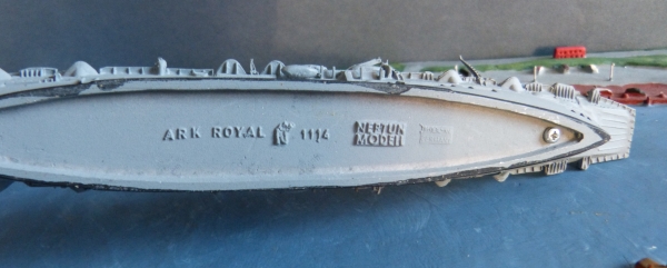 Neptung Ship Model 1114 -  Scale 1250 : Royal Navy - 2. World War Aircraft Carrier HMS Ark Royal plus 4 Airplanes