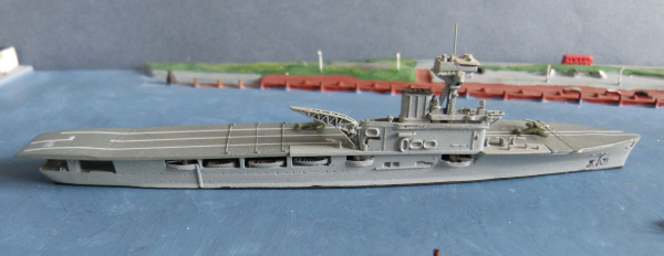 Neptun Modell 1115 - Flugzeugträger HMS Hermes & 4 Doppeldecker - 1 : 1250 - Royal Navy