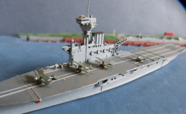 Neptun Modell 1115 - Flugzeugträger HMS Hermes & 4 Doppeldecker - 1 : 1250 - Royal Navy