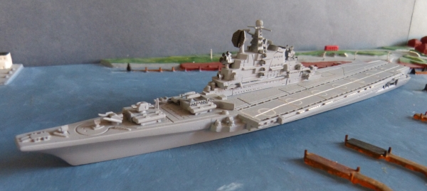 Delphin Modell 142 - Maßstab 1:1250 - russischer Hubschrauber Träger Kiev