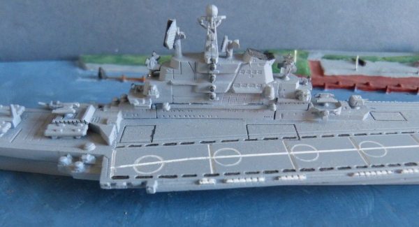 Delphin Modell 142 - Maßstab 1:1250 - russischer Hubschrauber Träger Kiev