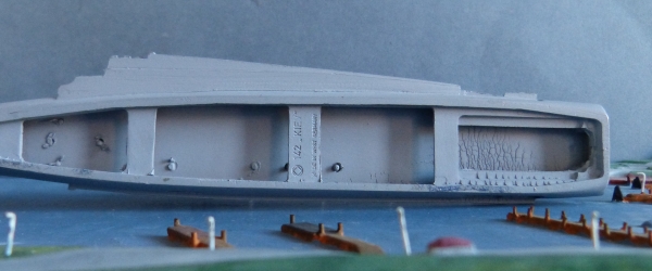 Delphin Modell 142 - Maßstab 1:1250 - russischer Hubschrauber Träger Kiev