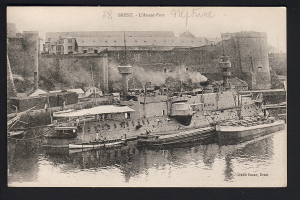 Postkarte vom französischen Panzerschiff Neptune im Hafen von Brest !