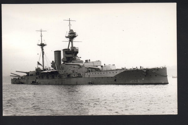 Fotokarte vom Schlachtschiff Valiant !