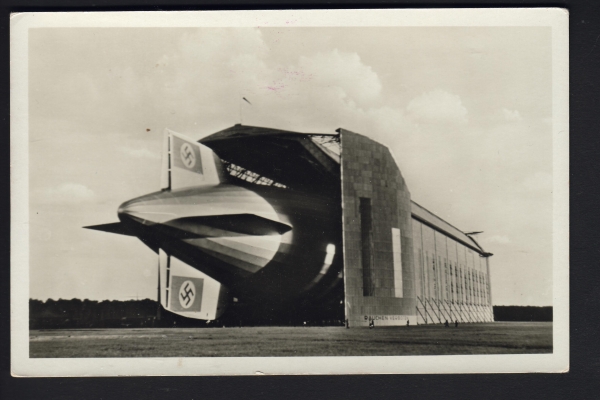 Postkarte eines Zeppelin beim verlassen des Hangar !